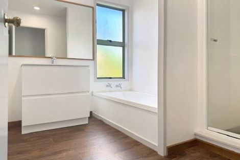 Photo of property in 2/18 Northcote Road, Takapuna, Auckland, 0622