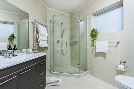 Photo of property in 99a Queen Street, Northcote Point, Auckland, 0627