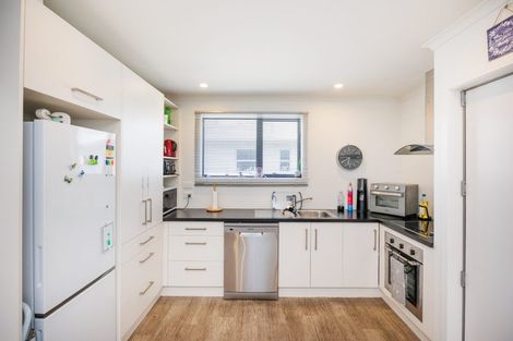 Photo of property in 12 Somerset Crescent, Highbury, Palmerston North, 4412