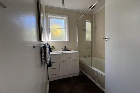 Photo of property in 22 Lyndfield Lane, Newlands, Wellington, 6037