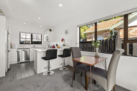 Photo of property in 2/10 Great South Road, Papakura, 2110