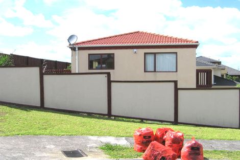 Photo of property in 2/29 Highgrove Lane, Totara Vale, Auckland, 0632
