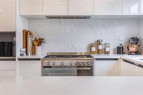 Photo of property in 5 Dawnhaven Drive, Te Atatu Peninsula, Auckland, 0610