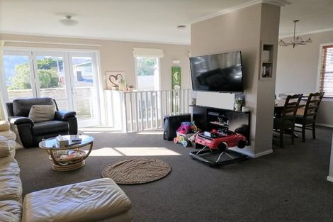 Photo of property in 32 Davis Grove, Wainuiomata, Lower Hutt, 5014