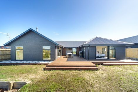 Photo of property in 48 Vaucluse Heights, Fitzherbert, Palmerston North, 4410