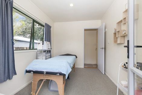 Photo of property in 10 Totaravale Drive, Totara Vale, Auckland, 0629