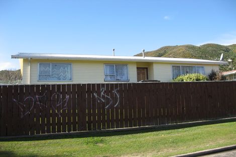 Photo of property in 3 Wicklow Grove, Wainuiomata, Lower Hutt, 5014
