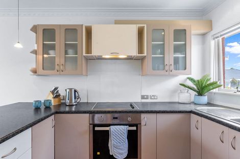 Photo of property in 2/174 East Coast Road, Forrest Hill, Auckland, 0620