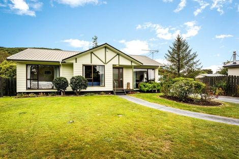 Photo of property in 42 Delaware Grove, Totara Park, Upper Hutt, 5018
