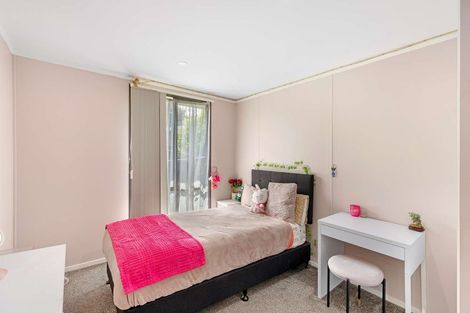 Photo of property in 1/8 Kirklow Place, Goodwood Heights, Auckland, 2105