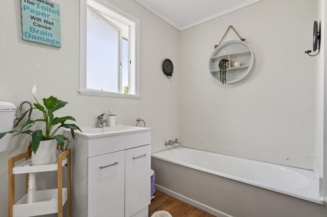 Photo of property in 2 View Street, Maungaturoto, 0520