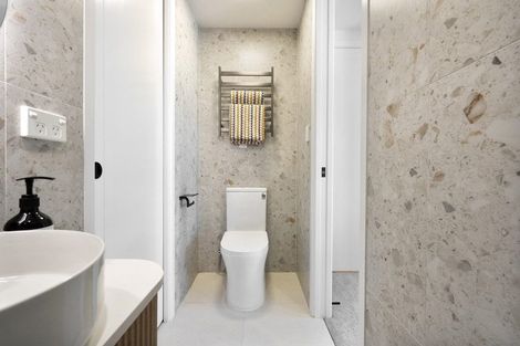 Photo of property in 69b Chivalry Road, Glenfield, Auckland, 0629