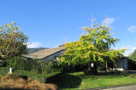 Photo of property in 11 Walnut Grove, Waikanae, 5036