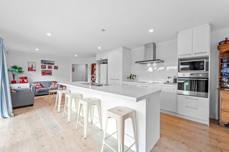 Photo of property in 54 Roberts Road, Matakatia, Whangaparaoa, 0930