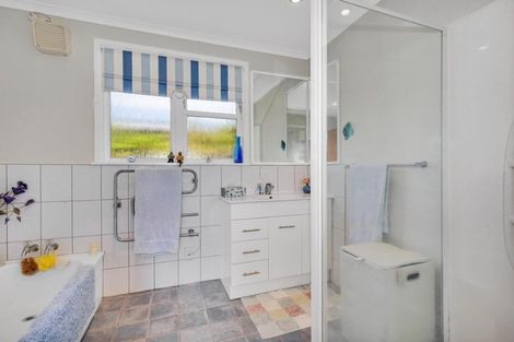 Photo of property in 11 Zande Terrace, Tawa, Wellington, 5028