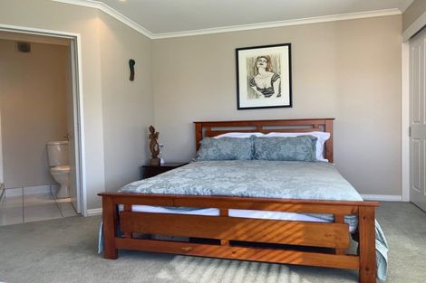 Photo of property in 6 Nottingham Place, Northcross, Auckland, 0630