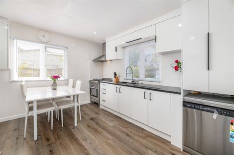 Photo of property in 2/176 Henderson Valley Road, Henderson, Auckland, 0612