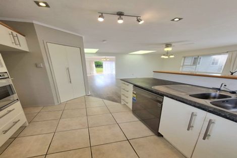 Photo of property in 3a Leiden Place, Totara Vale, Auckland, 0629