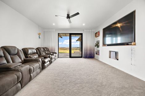 Photo of property in 1088 South Head Road, South Head, Helensville, 0874
