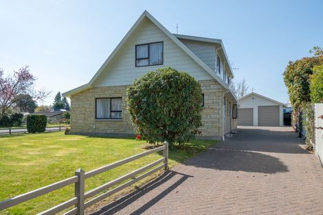 Photo of property in 2 Gibbs Place, Kinloch, Taupo, 3377