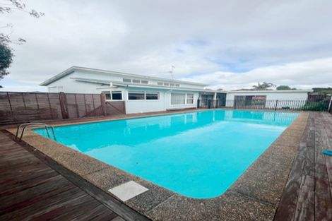 Photo of property in 12 Holdaway Avenue, Northcote, Auckland, 0627