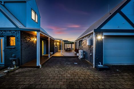 Photo of property in 76a Paynters Avenue, Strandon, New Plymouth, 4312