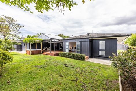 Photo of property in 2 Bale Place, Havelock North, 4130