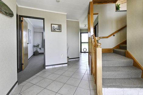 Photo of property in 15 Deakin Place, Clive, 4102