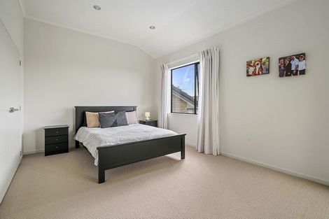 Photo of property in 102 Lake Panorama Drive, Henderson Valley, Auckland, 0612