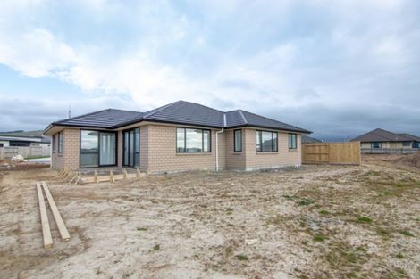 Photo of property in 25 Monaco Grove, Fitzherbert, Palmerston North, 4410
