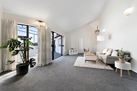 Photo of property in 4 Raphael Place, West Harbour, Auckland, 0618