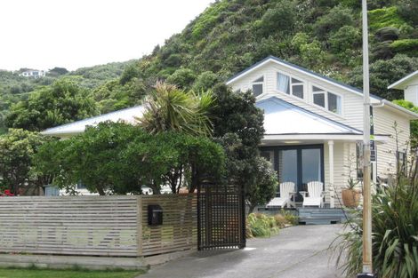 Photo of property in 67 Breaker Bay Road, Breaker Bay, Wellington, 6022
