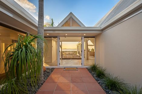 Photo of property in 25 Oakpark Place, West Harbour, Auckland, 0618