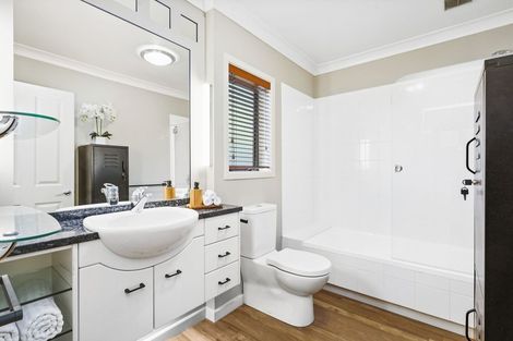 Photo of property in 12 Harrogate Place, Grandview Heights, Hamilton, 3200