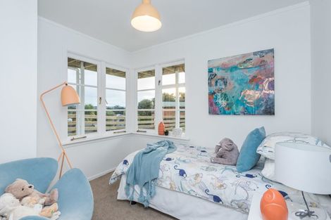 Photo of property in 10 St James Avenue, Helensville, 0800