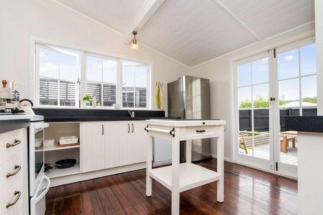 Photo of property in 6 Neeve Road, Taradale, Napier, 4112