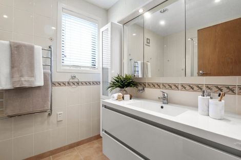 Photo of property in 8 Kauri Road, Birkenhead, Auckland, 0626