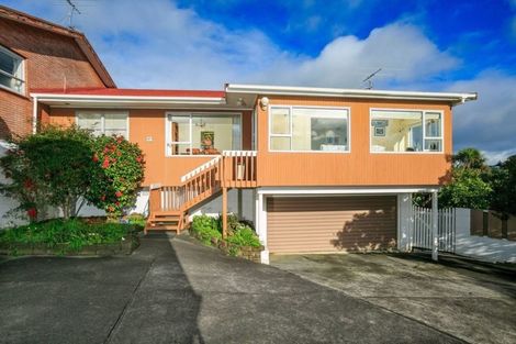 Photo of property in 2/82 Pupuke Road, Hillcrest, Auckland, 0627