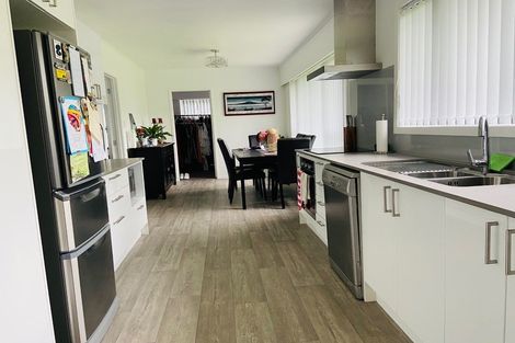 Photo of property in 15 Liston Crescent, Cockle Bay, Auckland, 2014