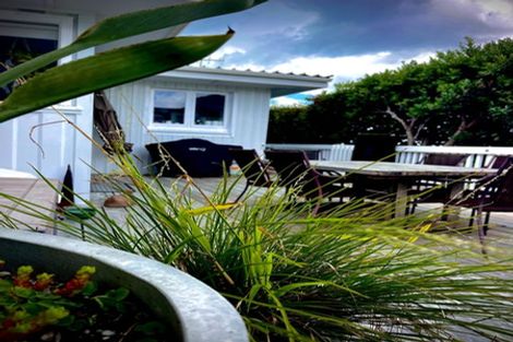 Photo of property in 21 Tindalls Bay Road, Tindalls Beach, Whangaparaoa, 0930