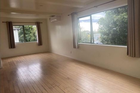 Photo of property in 2/5 Kilham Avenue, Northcote, Auckland, 0627