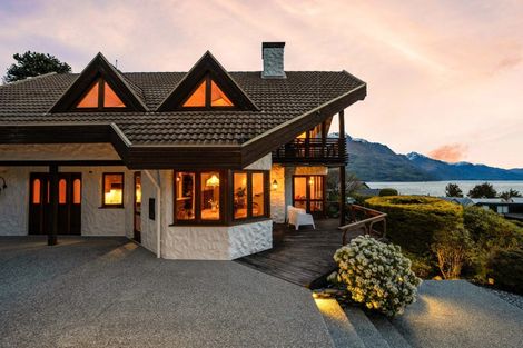 Photo of property in 9 Cypress Court, Kelvin Heights, Queenstown, 9300