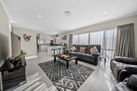 Photo of property in 17 Flora Place, Wattle Downs, Auckland, 2103