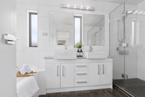 Photo of property in 18 Kahikatea Close, Campbells Bay, Auckland, 0630