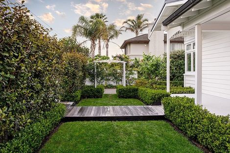 Photo of property in 13 Ocean View Road, Milford, Auckland, 0620