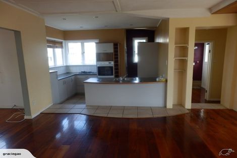 Photo of property in 1/884 East Coast Road, Northcross, Auckland, 0630