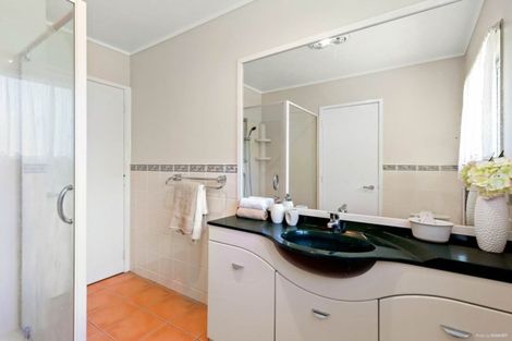 Photo of property in 62 Easton Park Parade, Glenfield, Auckland, 0629