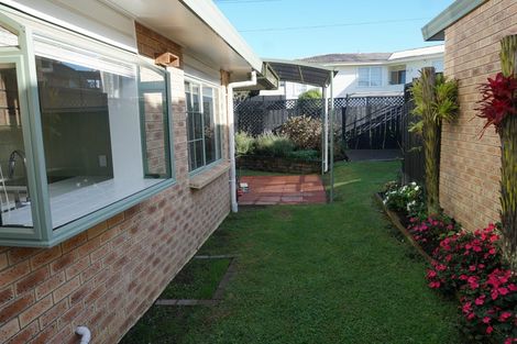 Photo of property in 1/70 Uxbridge Road, Mellons Bay, Auckland, 2014