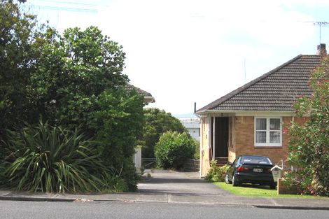 Photo of property in 2/93 East Coast Road, Castor Bay, Auckland, 0620