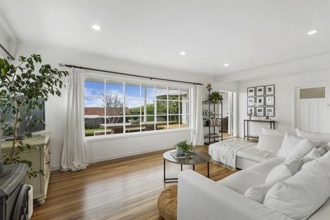 Photo of property in 2/259 Glenfield Road, Hillcrest, Auckland, 0627